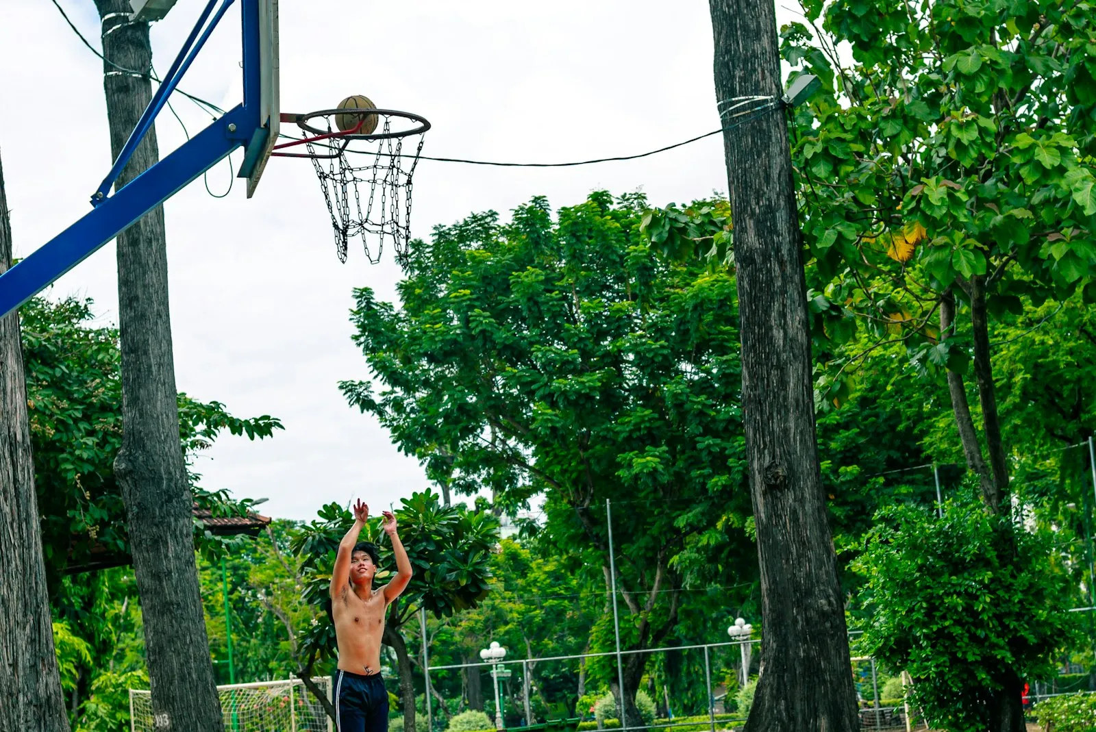 jugador encestando en una cancha al aire libre