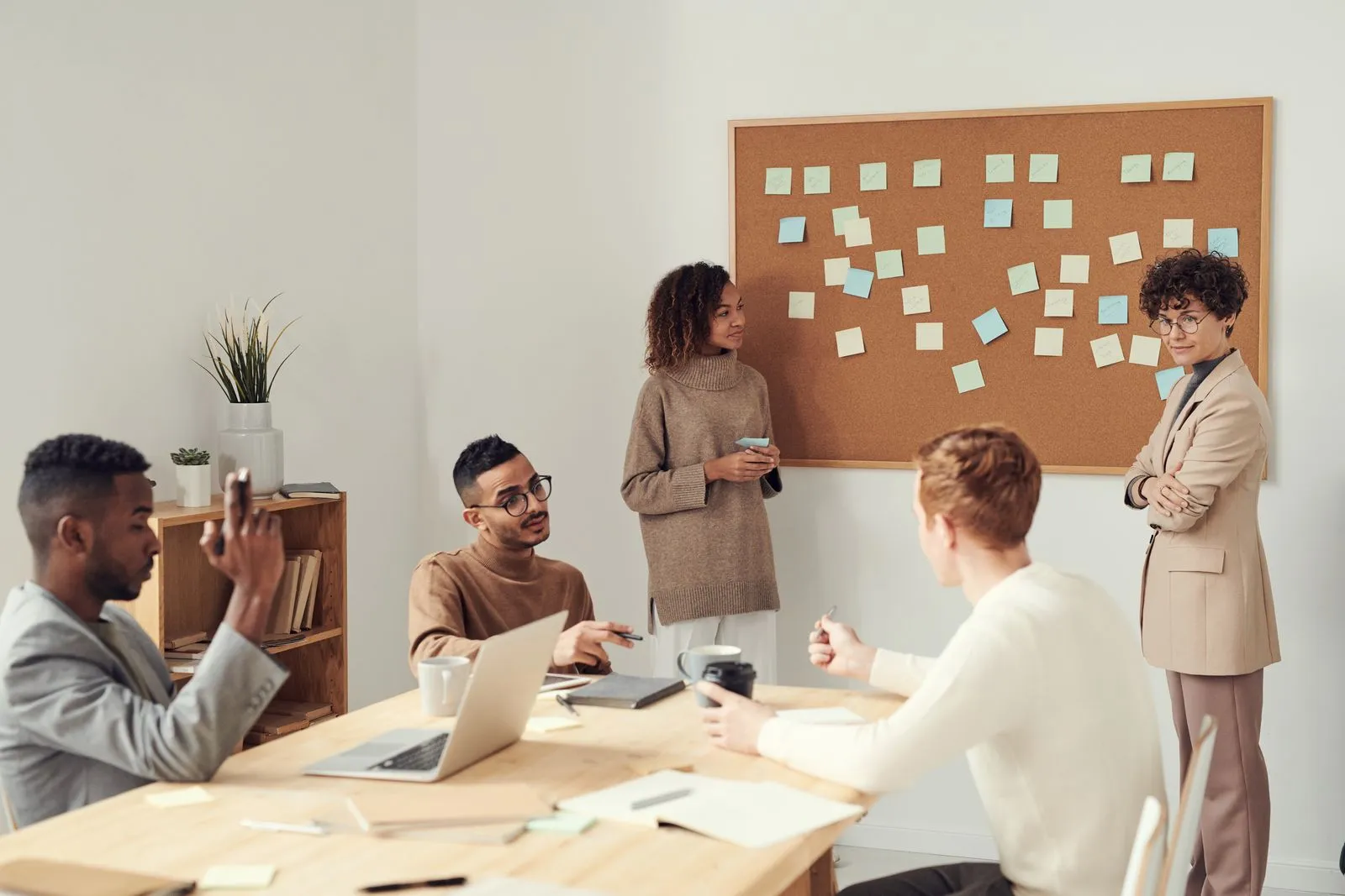 equipo discutiendo el porqué de una propuesta