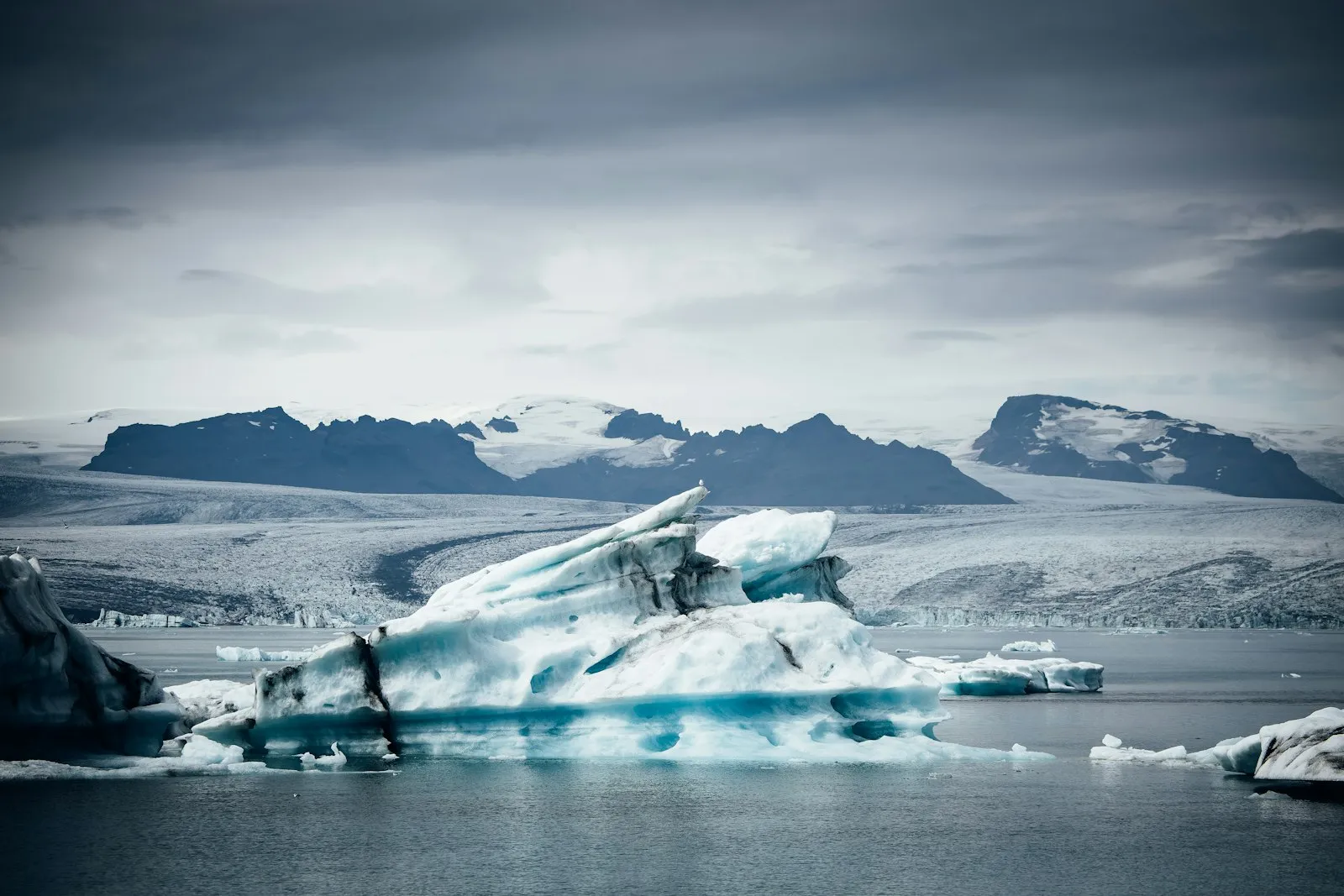 iceberg con la mayor parte oculta bajo el agua