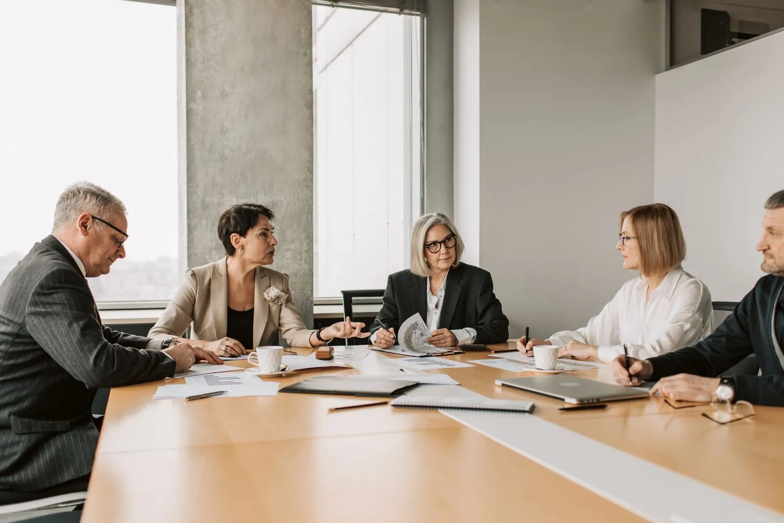 varios roles de la empresa revisando la misma decisión