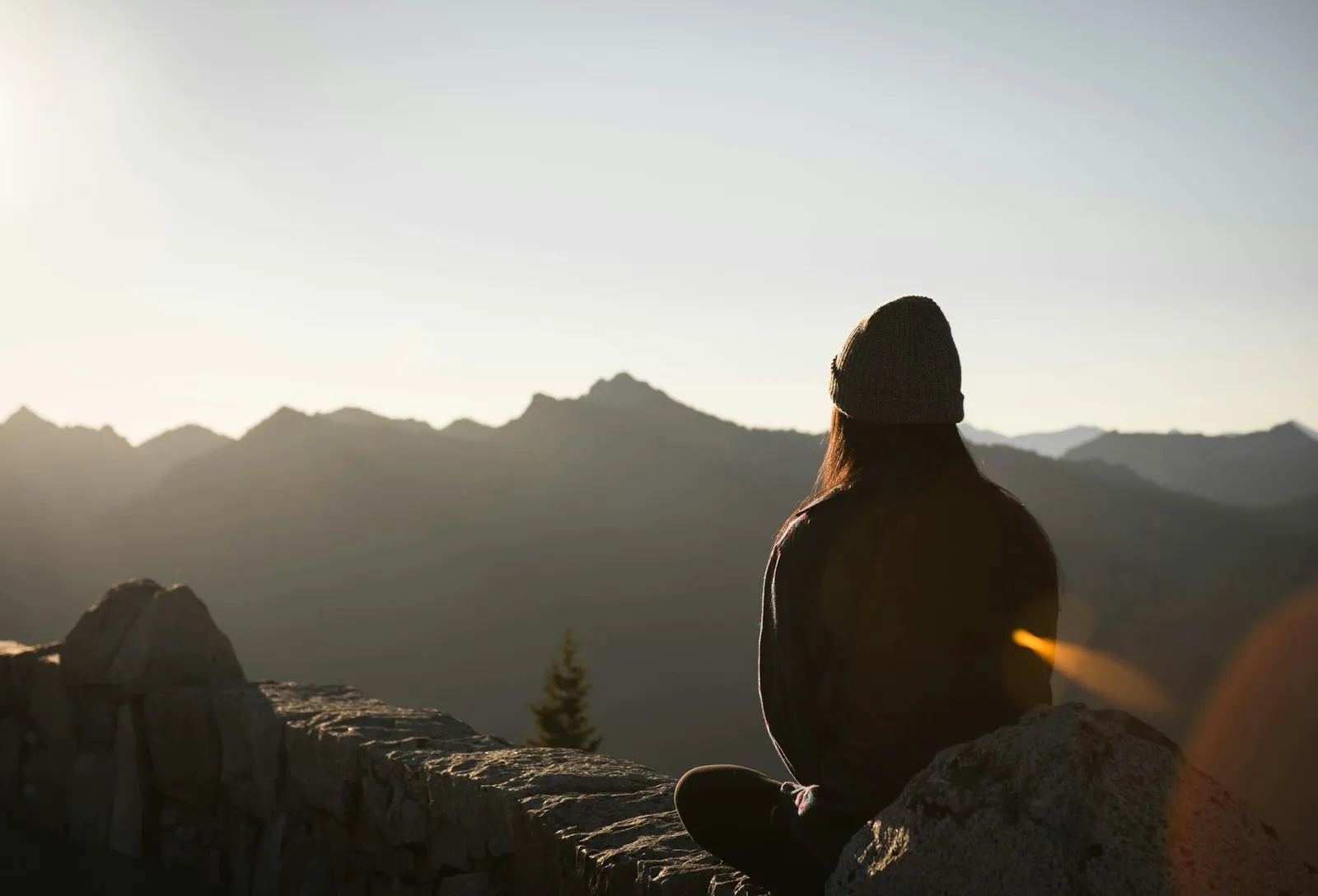 persona visualizando el horizonte desde una montaña